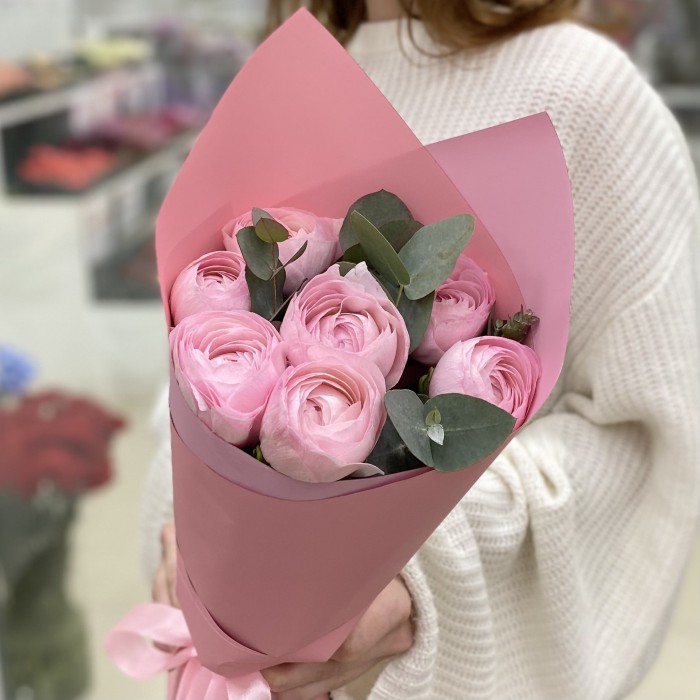 Букет из 7 розовых Ранункулюсов с эвкалиптом