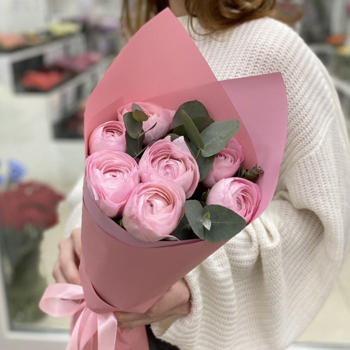 Букет из 7 розовых Ранункулюсов с эвкалиптом