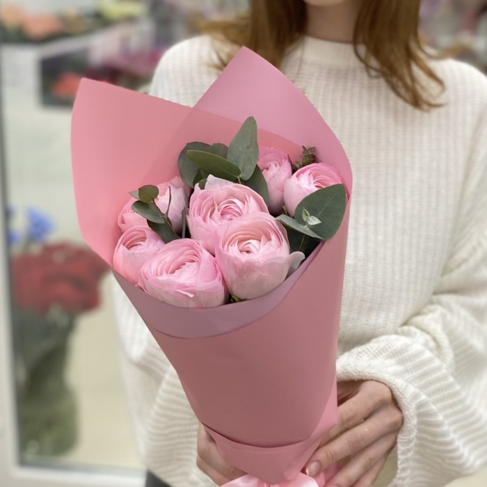 Букет из 7 розовых Ранункулюсов с эвкалиптом