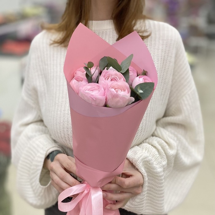 Букет из 7 розовых Ранункулюсов с эвкалиптом