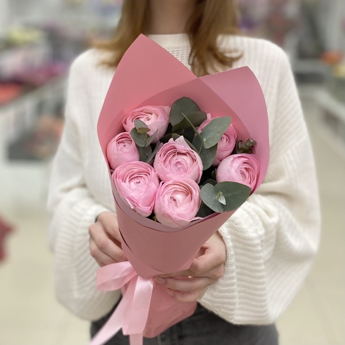 Букет из 7 розовых Ранункулюсов с эвкалиптом