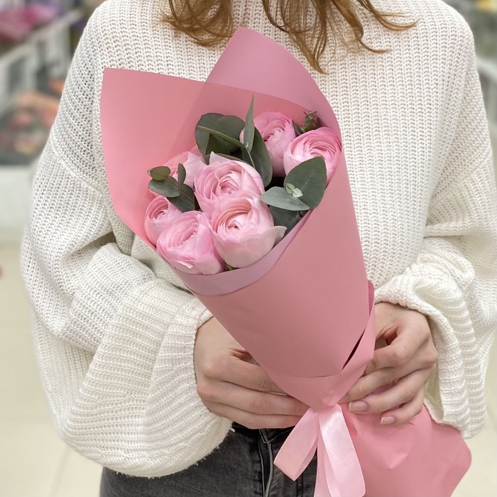 Букет из 7 розовых Ранункулюсов с эвкалиптом