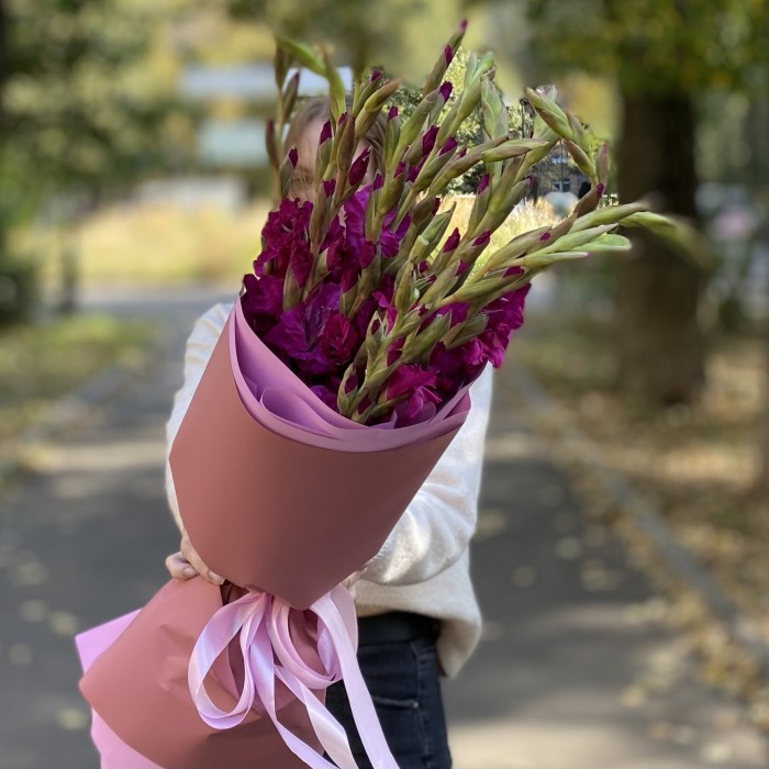 Букет темно-малиновых гладиолусов