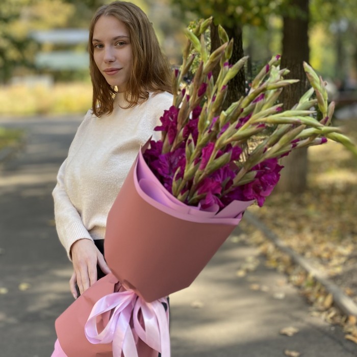 Букет темно-малиновых гладиолусов