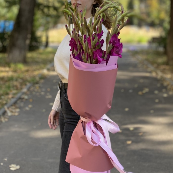 Букет темно-малиновых гладиолусов