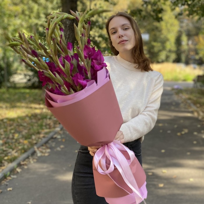 Букет темно-малиновых гладиолусов