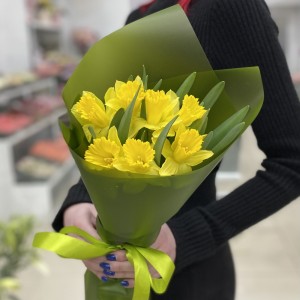 Букет из 7 желтых нарциссов