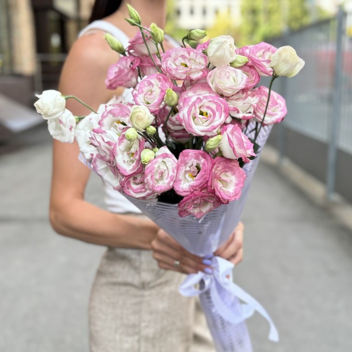 Букет из 9 бело-розовых эустом