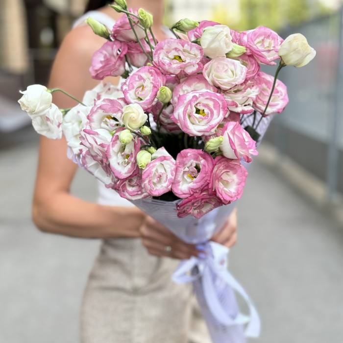 Букет из 9 бело-розовых эустом