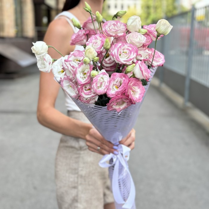 Букет из 9 бело-розовых эустом