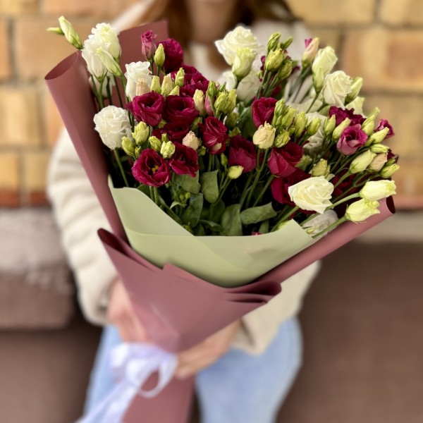 Букет из 9 белых и красных эустом