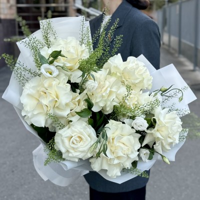 Букет из 9 крупных белых роз с эустомой