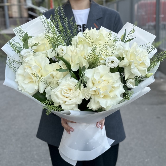 Букет из 9 крупных белых роз с эустомой