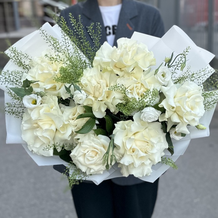 Букет из 9 крупных белых роз с эустомой