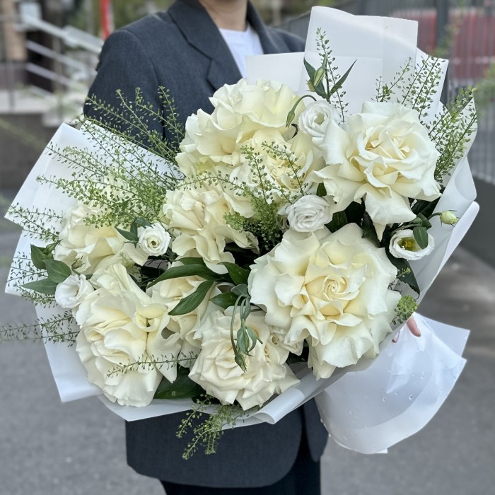 Букет из 9 крупных белых роз с эустомой