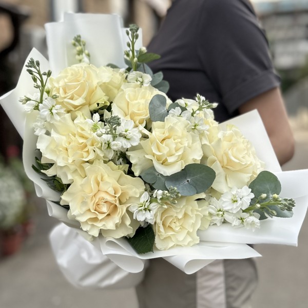 Букет из 9 крупных белых роз с маттиолой