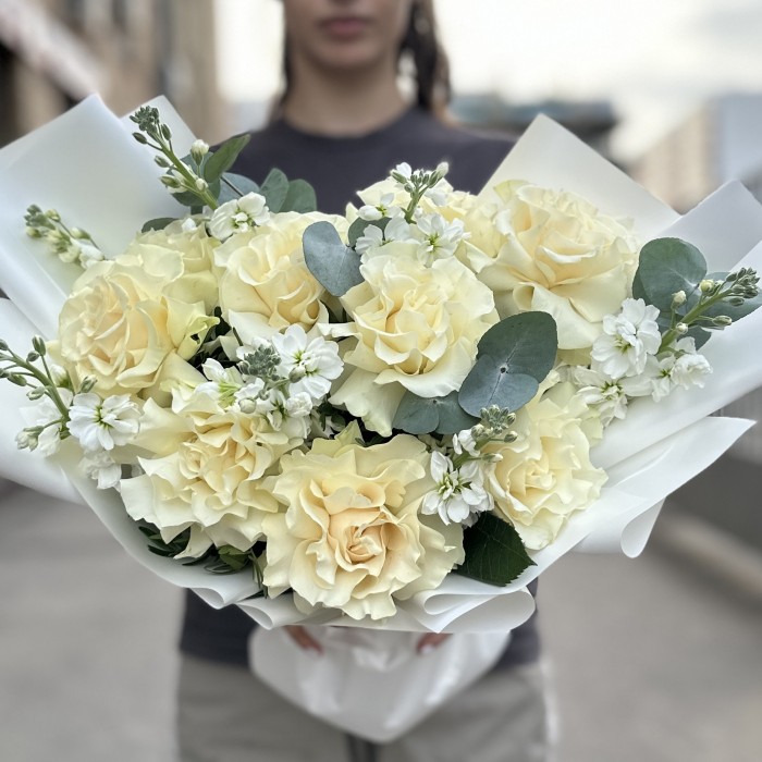 Букет из 9 крупных белых роз с маттиолой