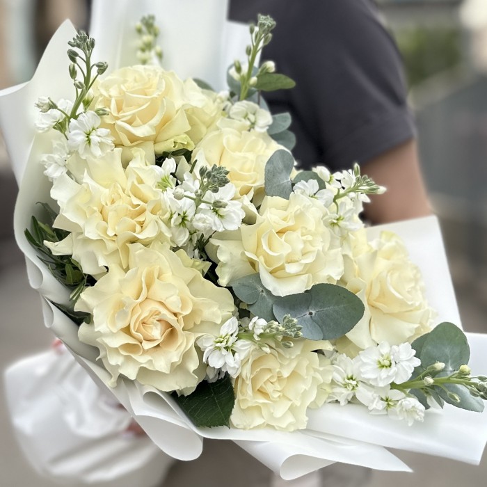 Букет из 9 крупных белых роз с маттиолой