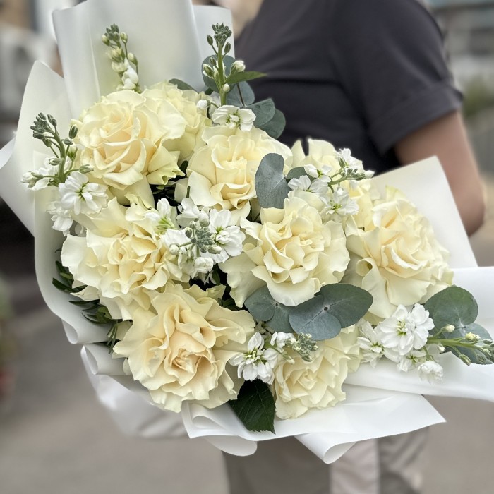 Букет из 9 крупных белых роз с маттиолой