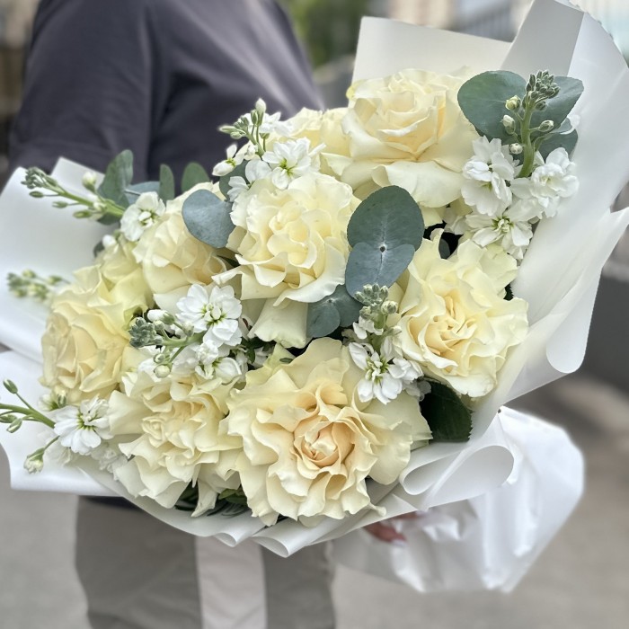 Букет из 9 крупных белых роз с маттиолой