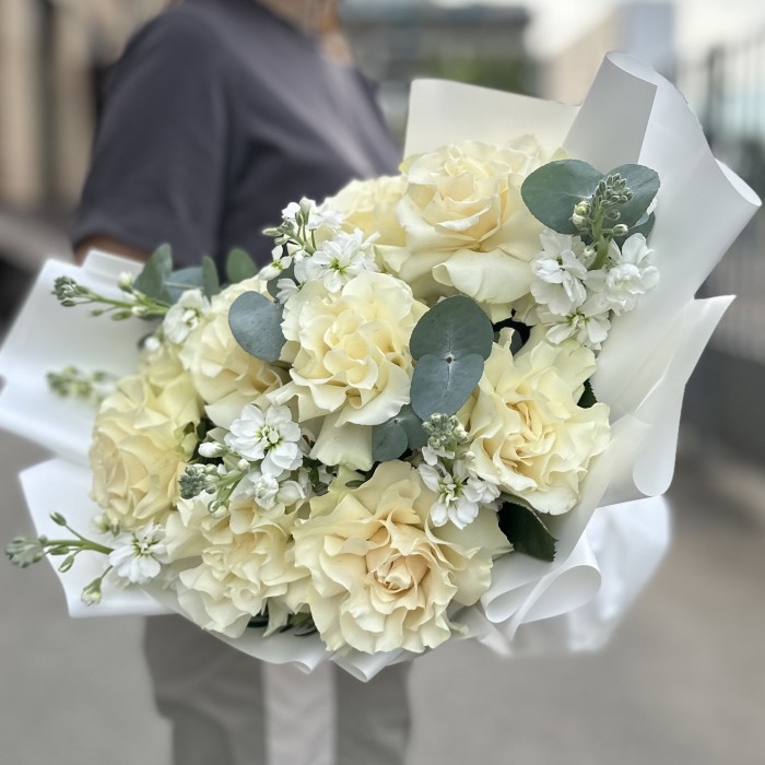 Букет из 9 крупных белых роз с маттиолой