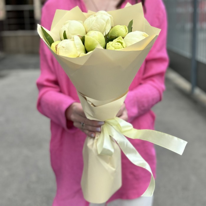 Букет из 9 лимонных пионов