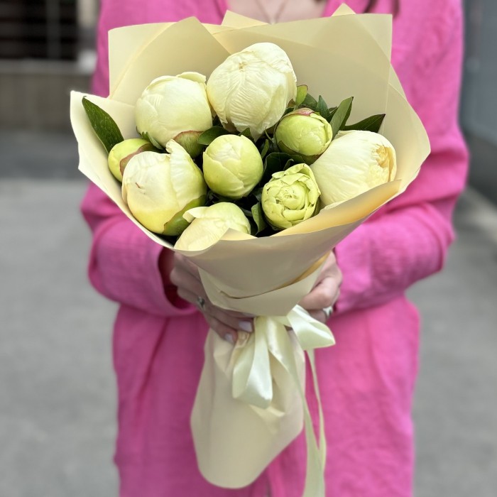 Букет из 9 лимонных пионов