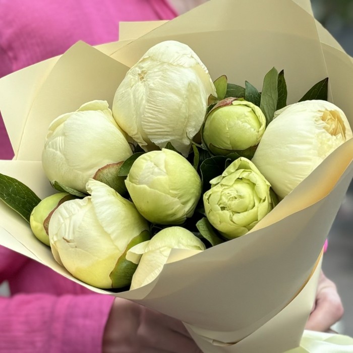 Букет из 9 лимонных пионов