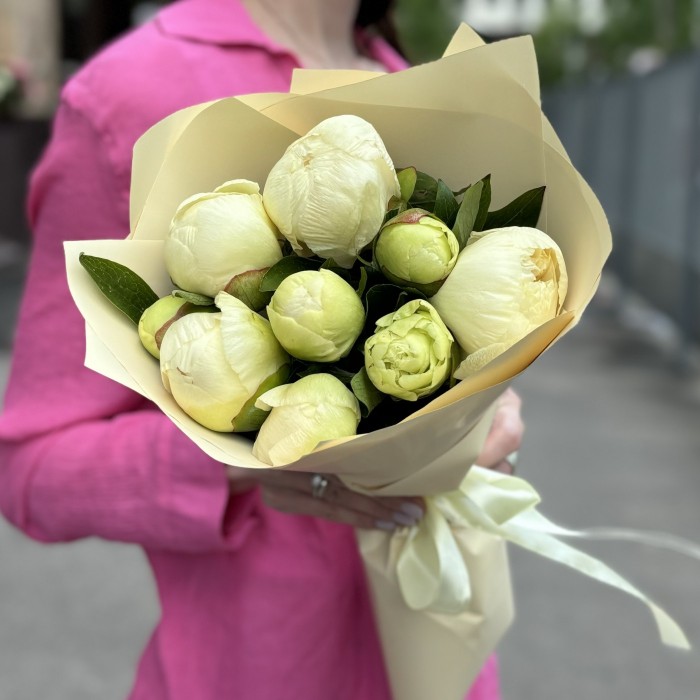 Букет из 9 лимонных пионов