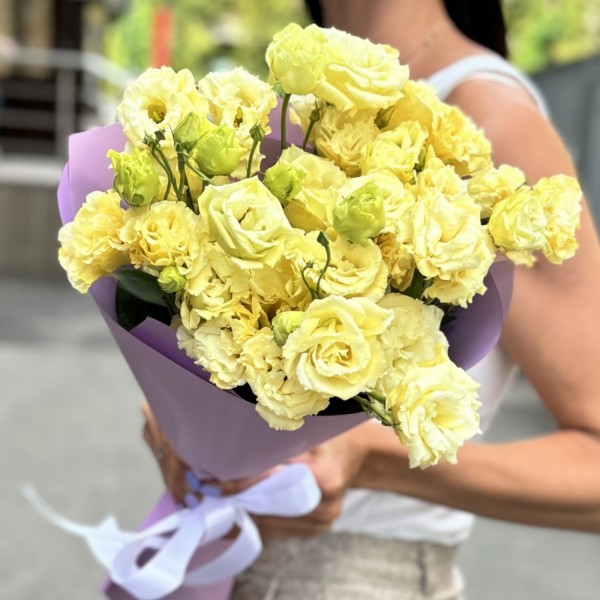 Букет из 9 махровых кремовых эустом