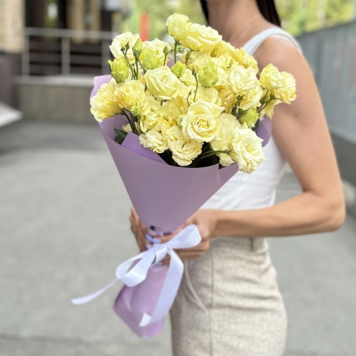 Букет из 9 махровых кремовых эустом