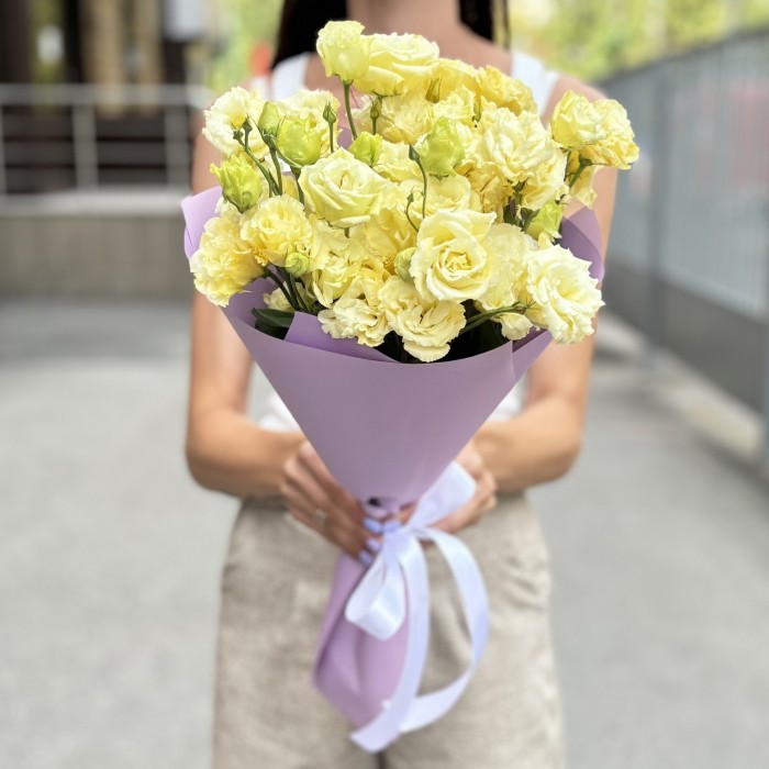 Букет из 9 махровых кремовых эустом