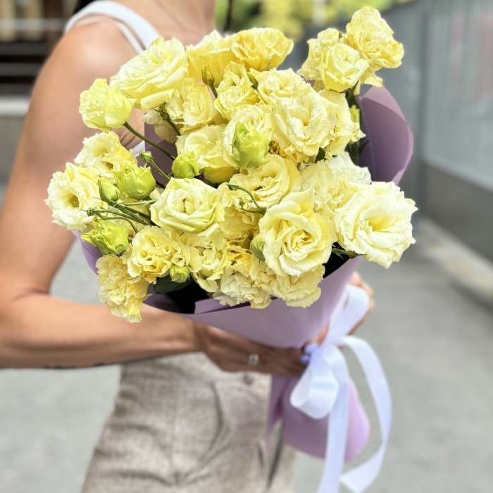 Букет из 9 махровых кремовых эустом