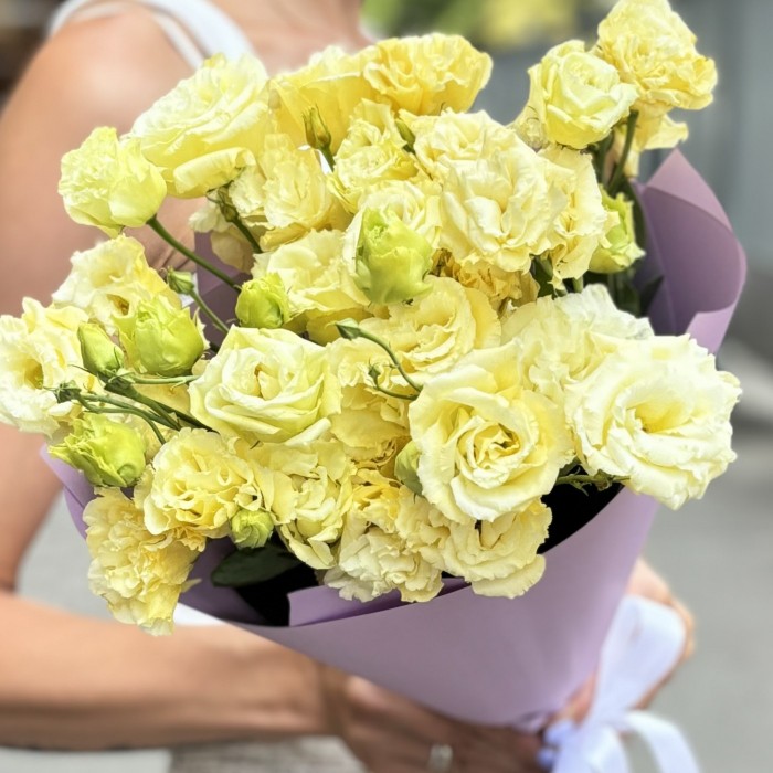 Букет из 9 махровых кремовых эустом