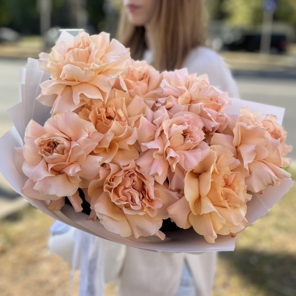 Букет из 9 пышных абрикосовых роз Принцес Краун