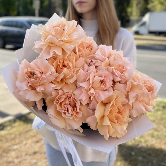 Букет из 9 пышных абрикосовых роз Принцес Краун