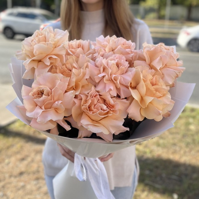 Букет из 9 пышных абрикосовых роз Принцес Краун