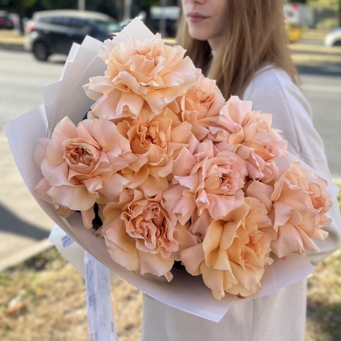 Букет из 9 пышных абрикосовых роз Принцес Краун