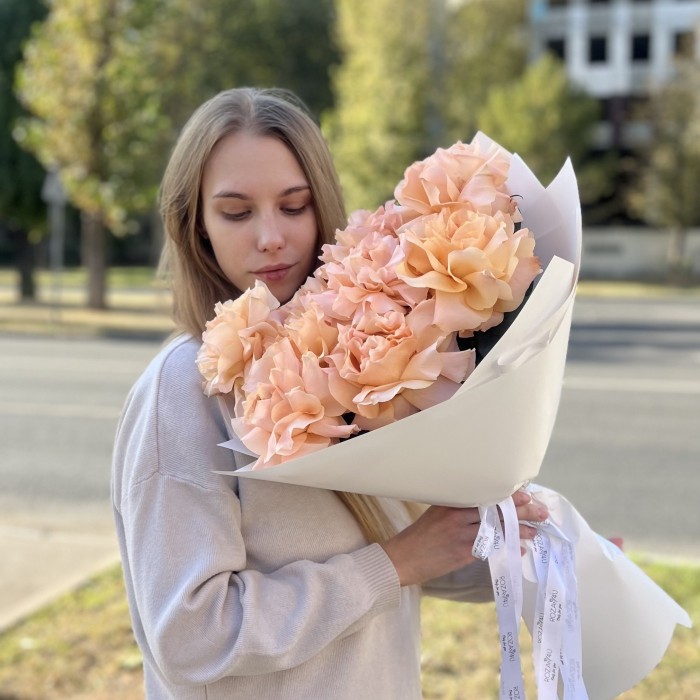 Букет из 9 пышных абрикосовых роз Принцес Краун