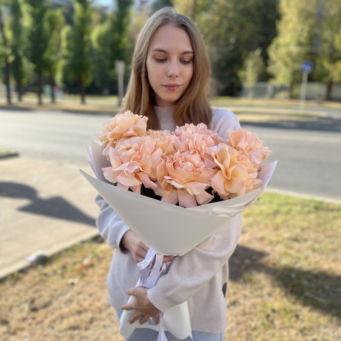 Букет из 9 пышных абрикосовых роз Принцес Краун