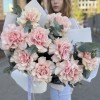 Букет из 9 пышных роз Пинк Мондиаль с эвкалиптом