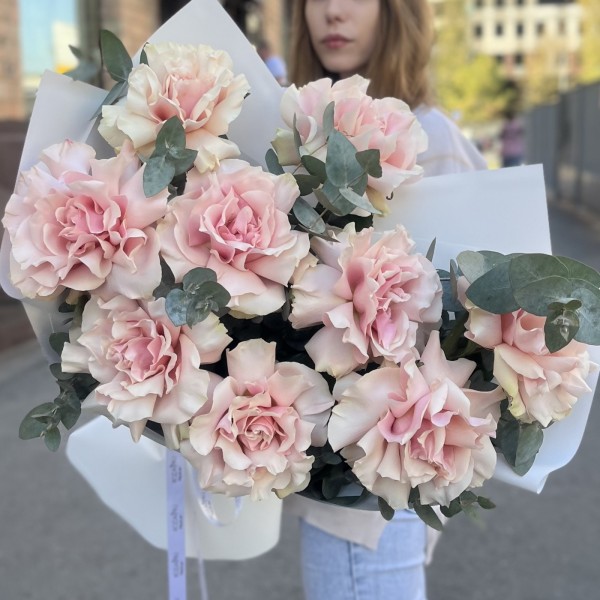 Букет из 9 пышных роз Пинк Мондиаль с эвкалиптом