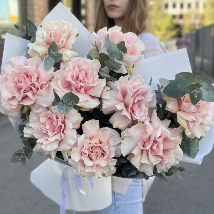 Букет из 9 пышных роз Пинк Мондиаль с эвкалиптом