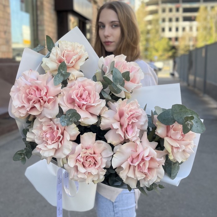 Букет из 9 пышных роз Пинк Мондиаль с эвкалиптом