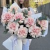 Букет из 9 пышных роз Пинк Мондиаль с эвкалиптом