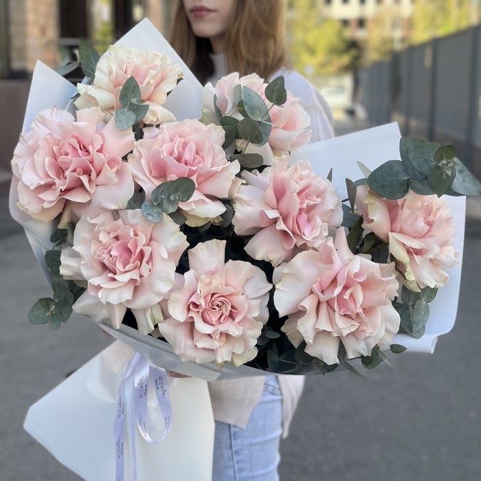 Букет из 9 пышных роз Пинк Мондиаль с эвкалиптом