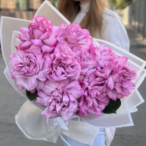 Букет из 9 пышных сиреневых роз Куинс Краун Букет из 9 пышных сиреневых роз Куинс Краун