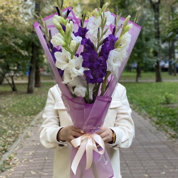 Гладиолусы в лучших цветочных дуэтах сентября