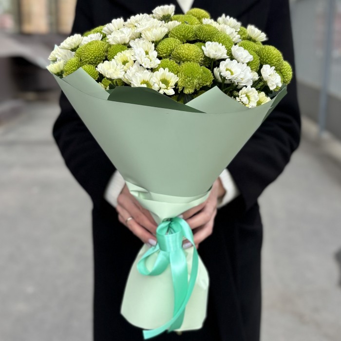 Букет из белой и зеленой хризантемы