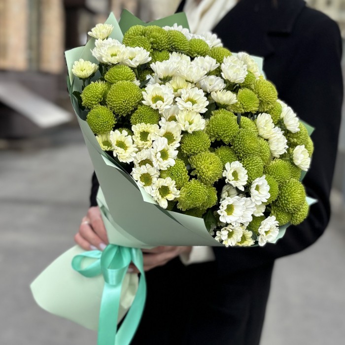 Букет из белой и зеленой хризантемы